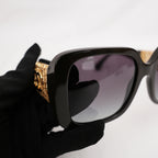 Chanel occhiali da sole neri con aste dorate effetto intrecciato CC