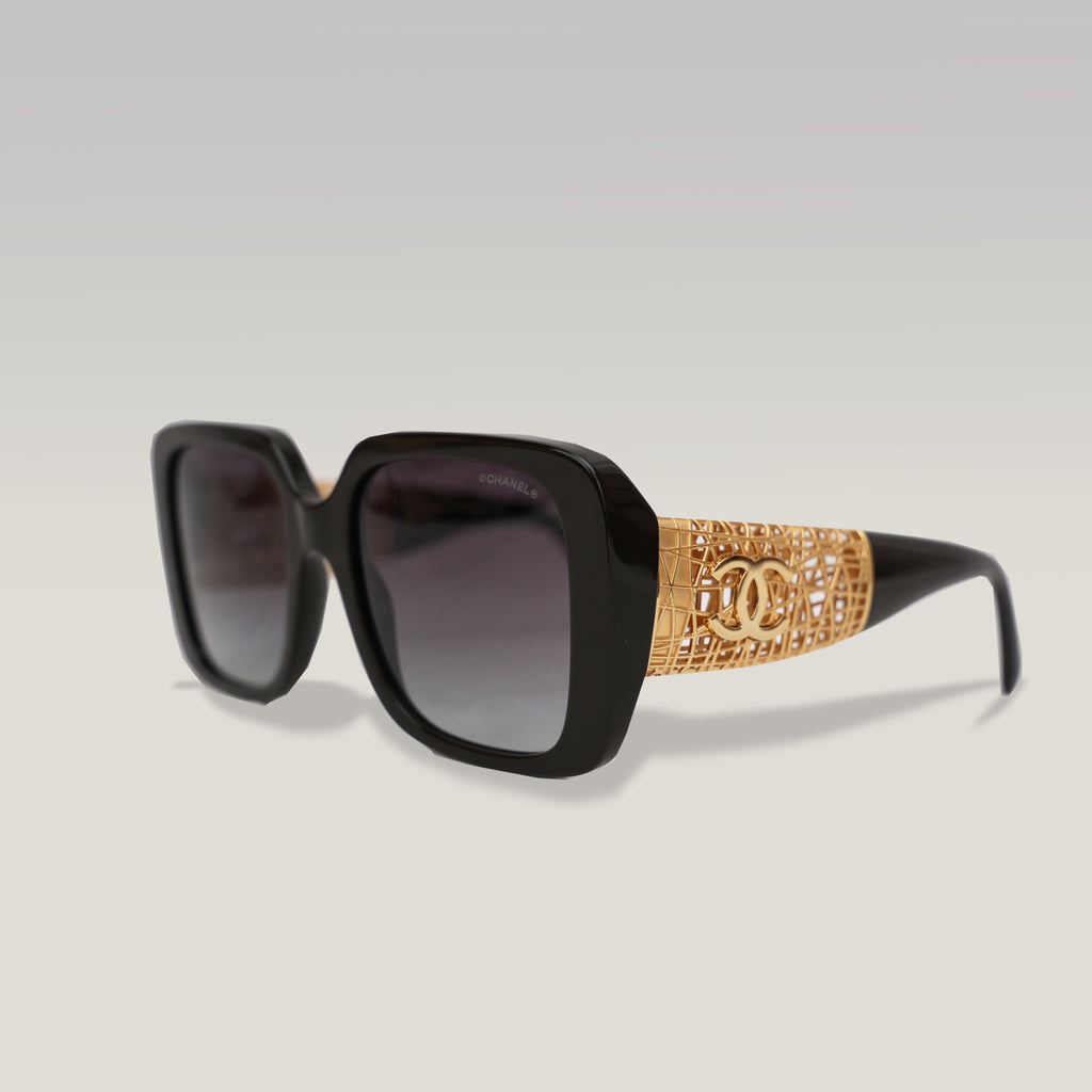 Chanel occhiali da sole neri con aste dorate effetto intrecciato CC