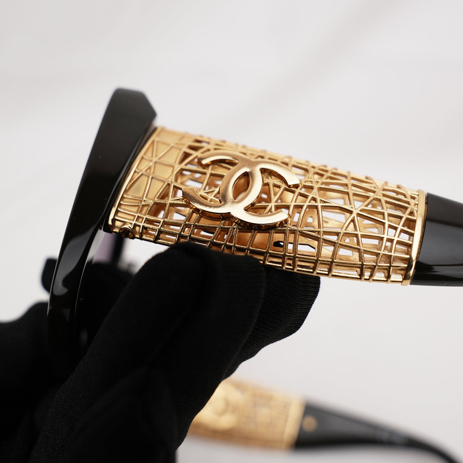 Chanel occhiali da sole neri con aste dorate effetto intrecciato CC