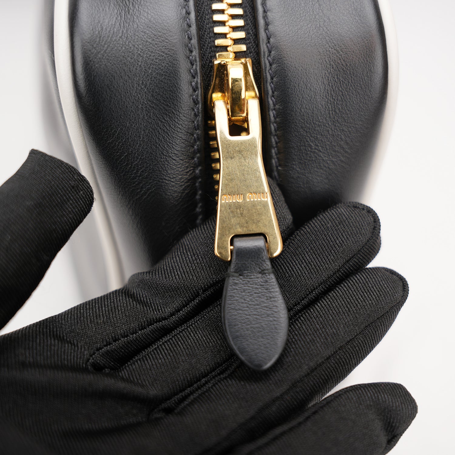 Miu Miu Beau borsa in pelle nera e bianca con manici doppi