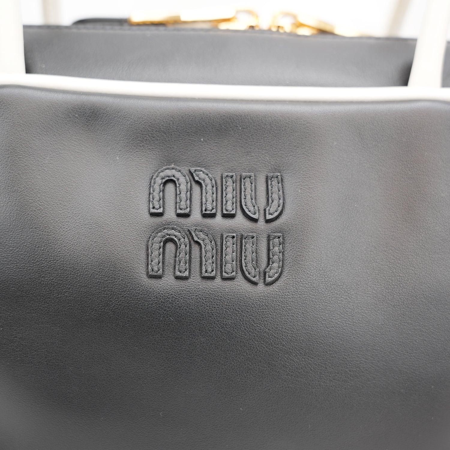 Miu Miu Beau borsa in pelle nera e bianca con manici doppi