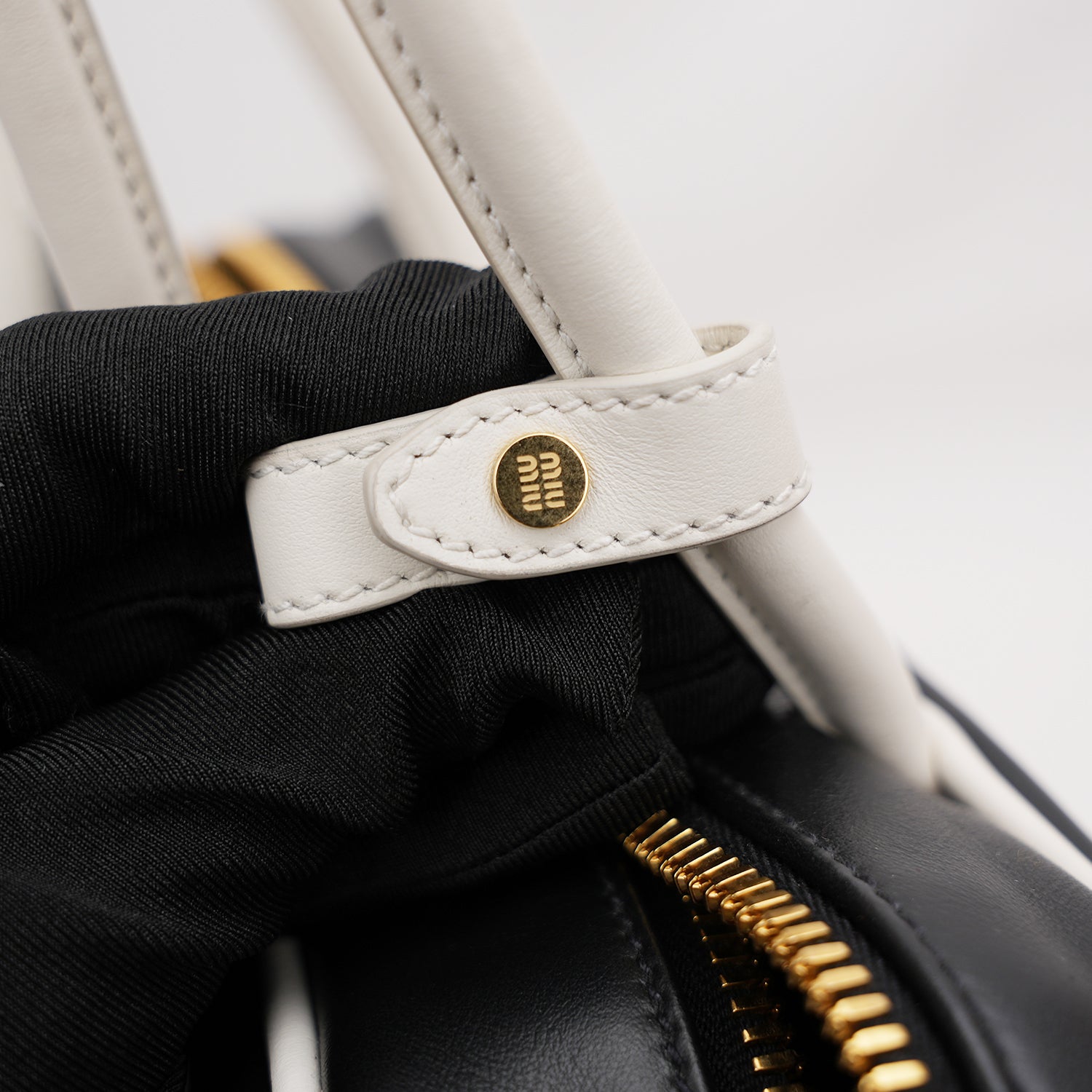 Miu Miu Beau borsa in pelle nera e bianca con manici doppi