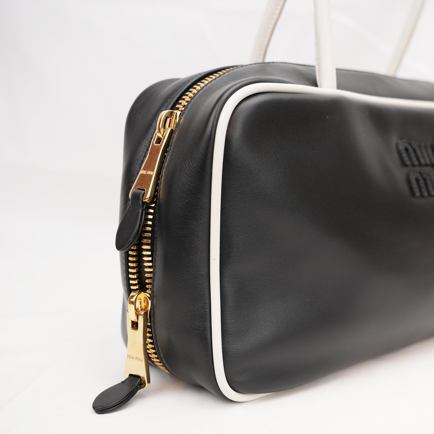 Miu Miu Beau borsa in pelle nera e bianca con manici doppi