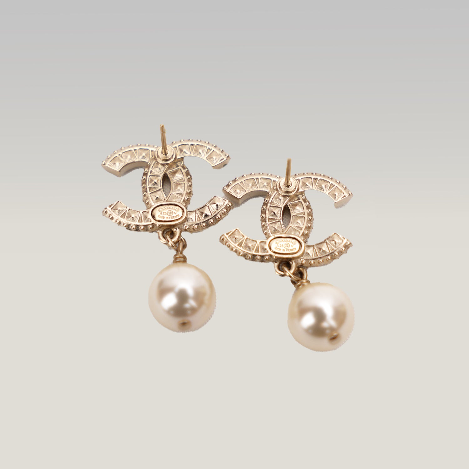 Orecchini Chanel CC con Perla e Strass Oro