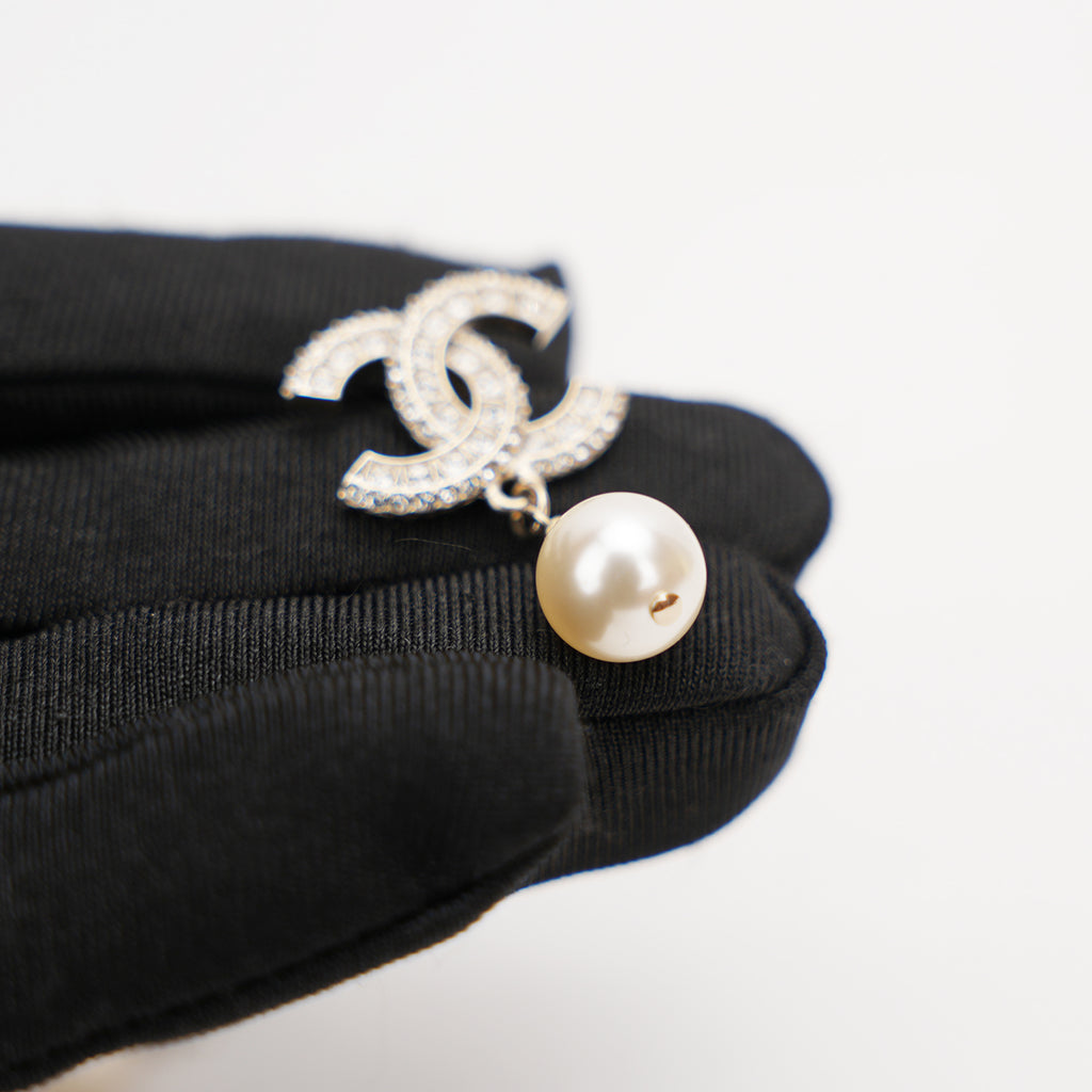 Orecchini Chanel CC con Perla e Strass Oro