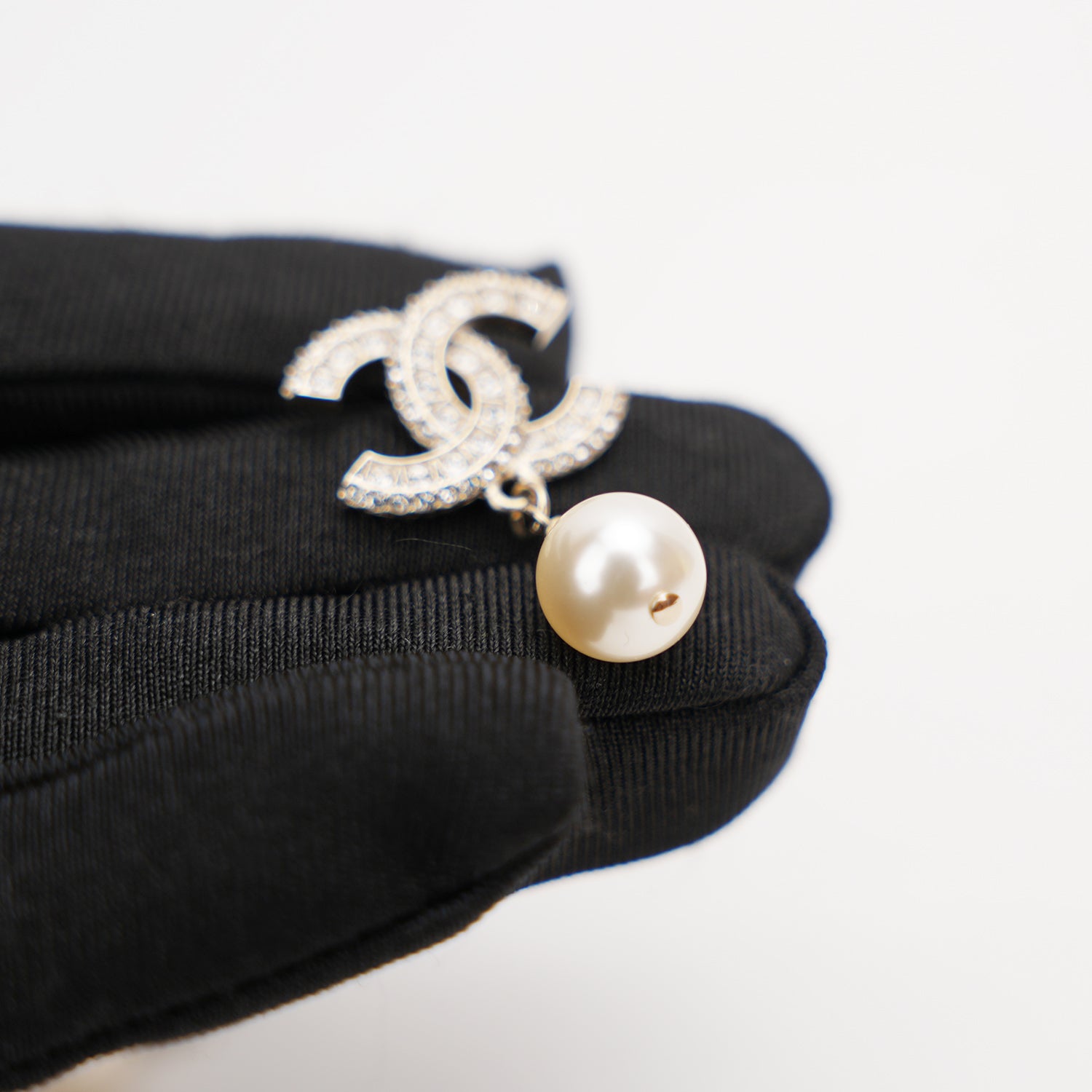 Orecchini Chanel CC con Perla e Strass Oro