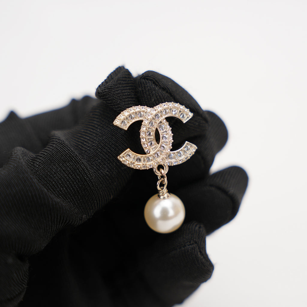 Orecchini Chanel CC con Perla e Strass Oro
