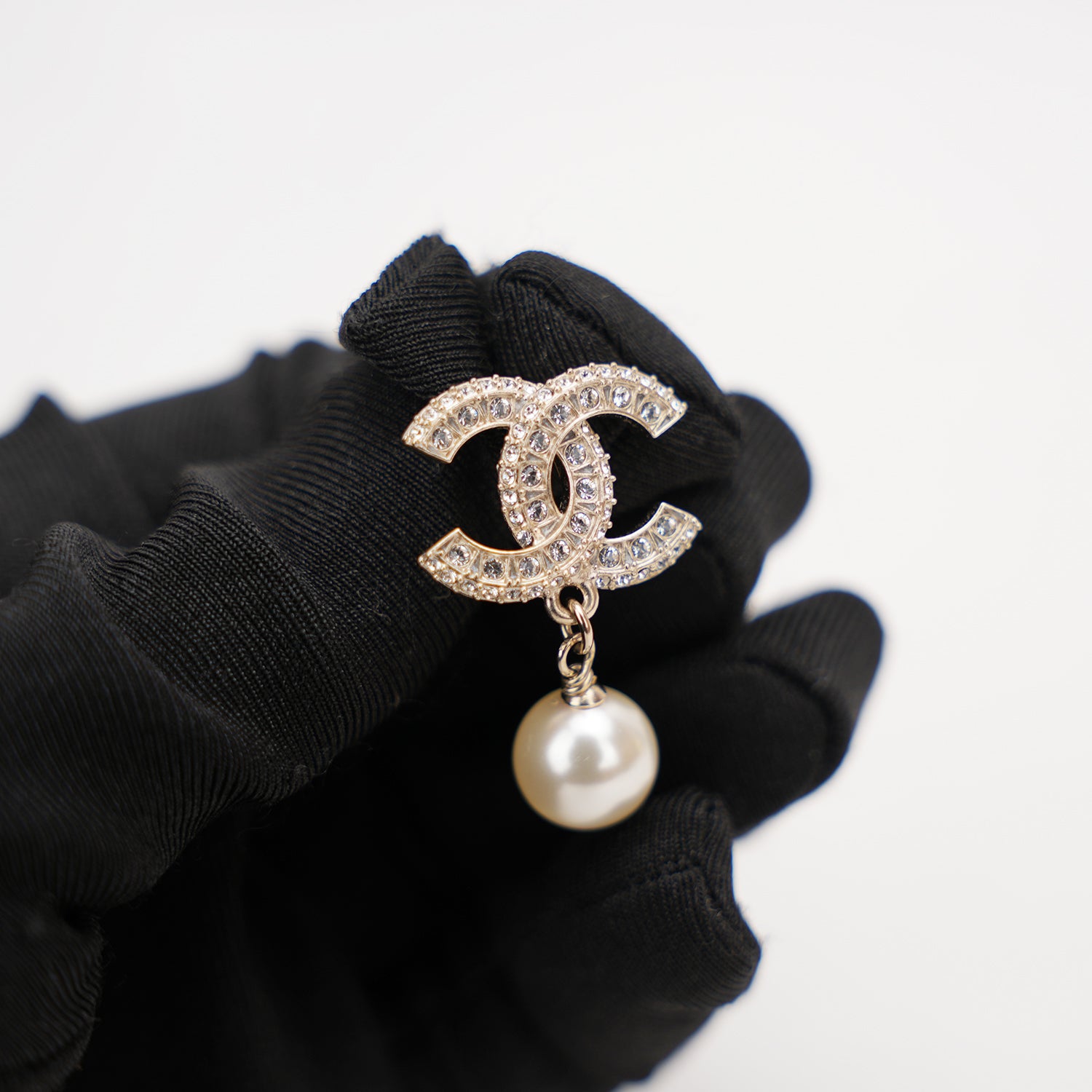 Orecchini Chanel CC con Perla e Strass Oro