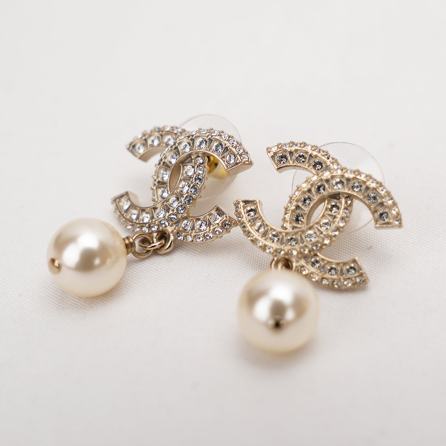 Orecchini Chanel CC con Perla e Strass Oro