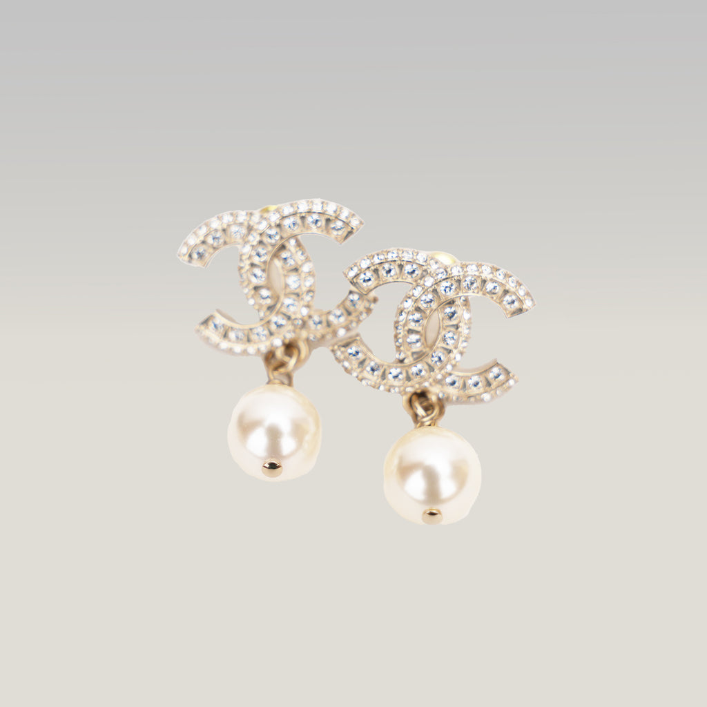 Orecchini Chanel CC con Perla e Strass Oro