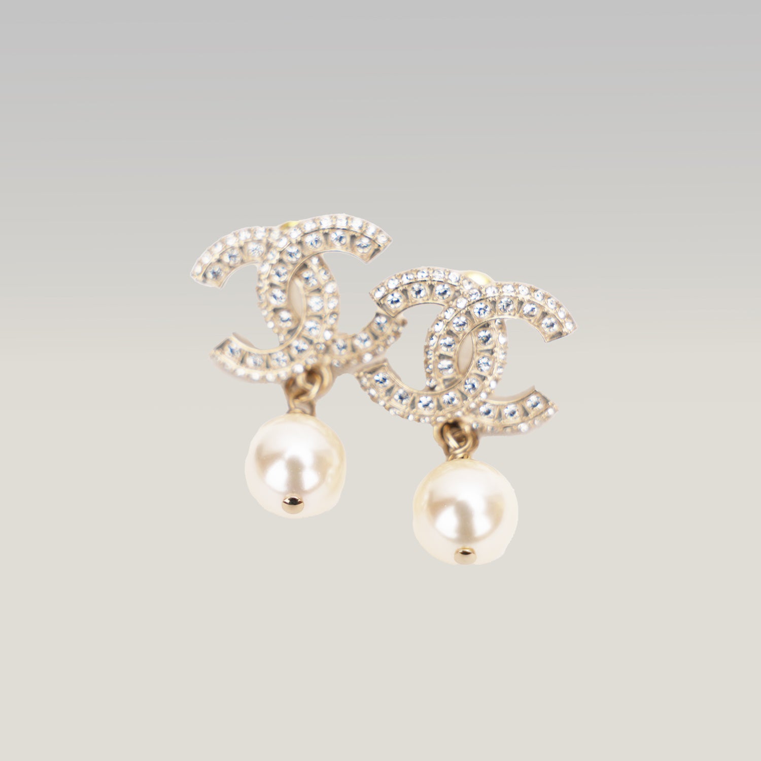 Orecchini Chanel CC con Perla e Strass Oro