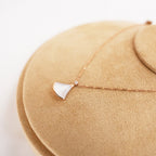 Bvlgari Divas’ Dream Collana in Oro Rosa 18 kt con Madreperla Bianca e Diamante