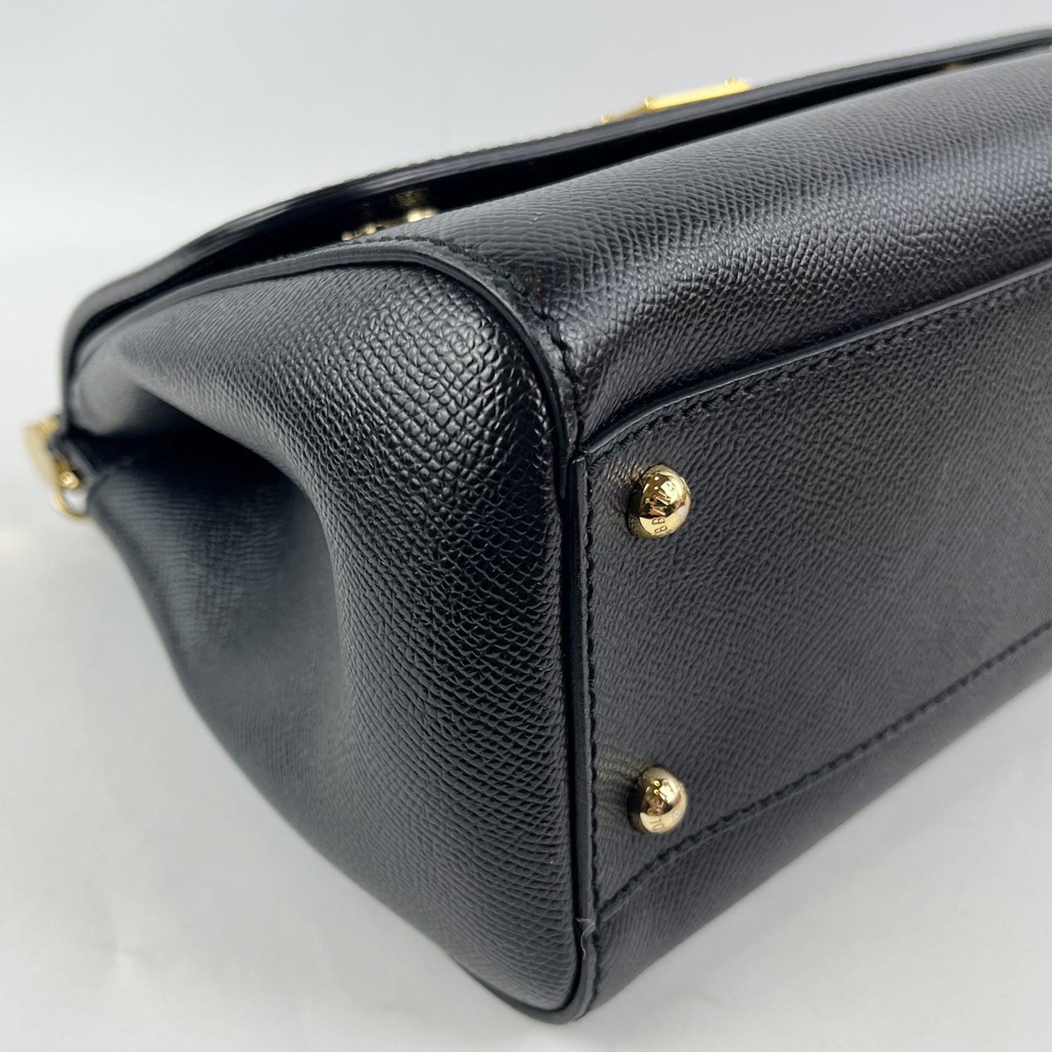 Borsa Dolce & Gabbana Sicily Media Nera in Pelle Dauphine con Dettagli Dorati – 26 cm