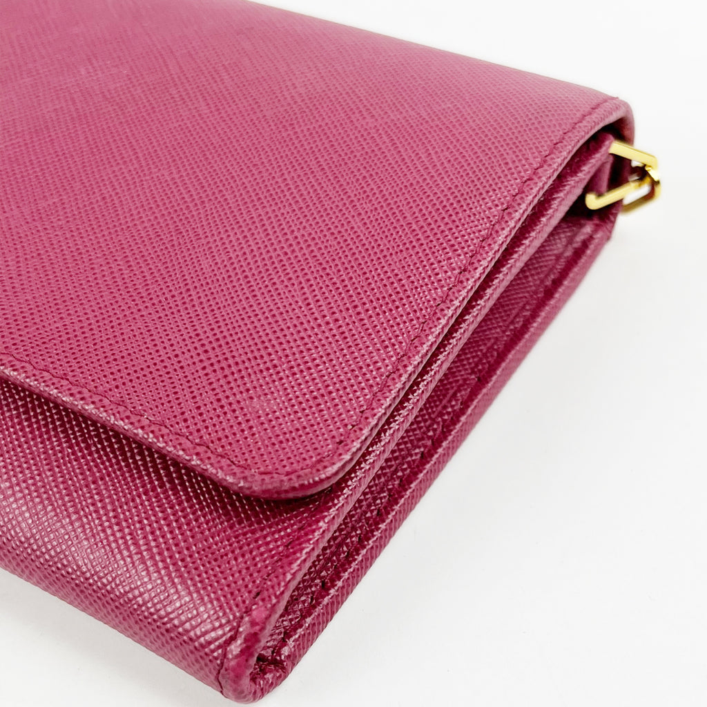Prada Portafoglio Continental in Pelle Saffiano Rosa Tamaris con Catena Dorata