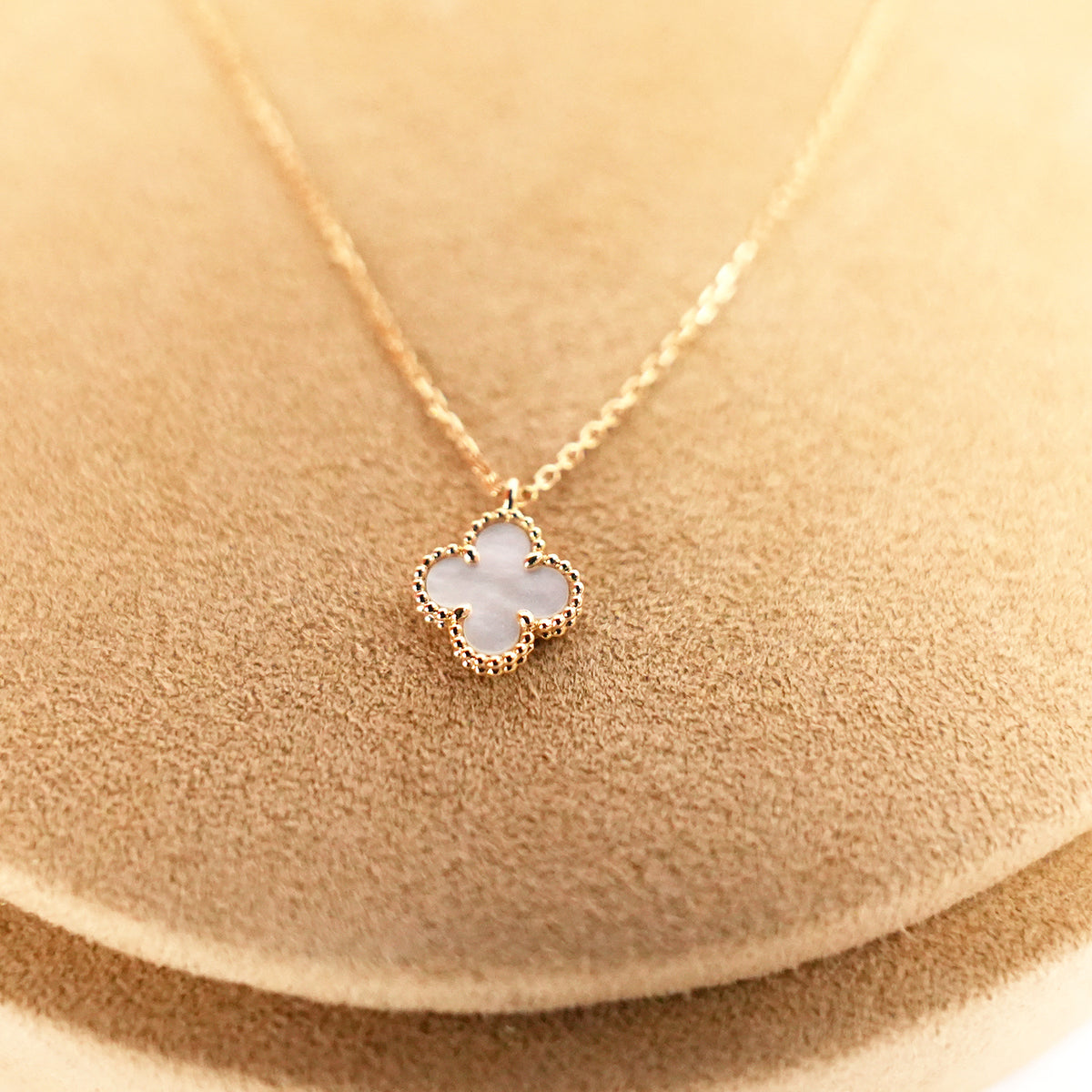 Van Cleef & Arpels Sweet Alhambra Collana in Madreperla Bianca e Oro Giallo 18K 2018