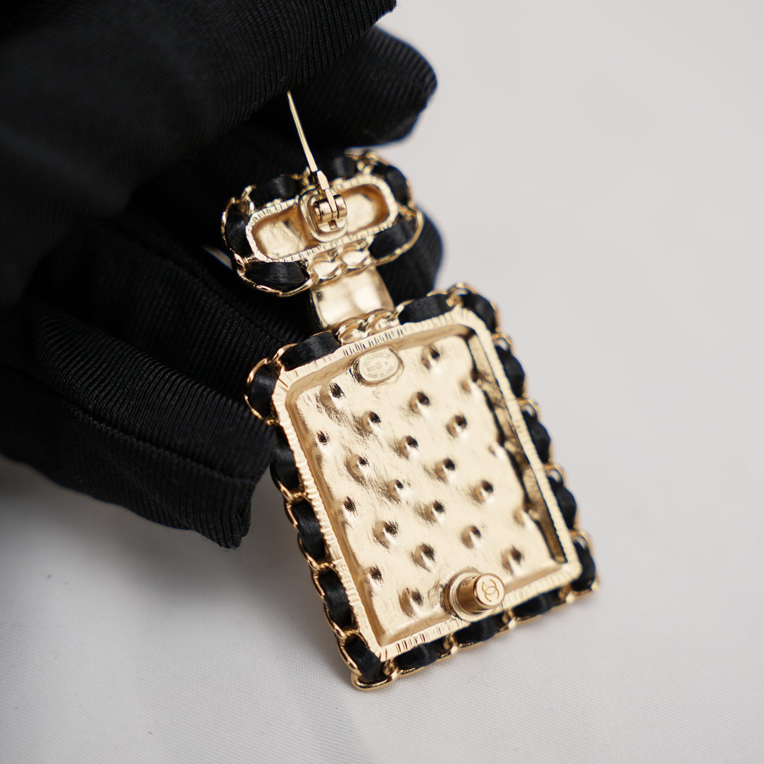 Chanel Spilla Vintage N°5 Oro con Catena Nera – Iconica