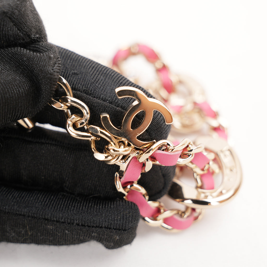 Chanel Bracciale Vintage del 2018 in Metallo con Catena Intrecciata in Pelle Rosa e Logo CC