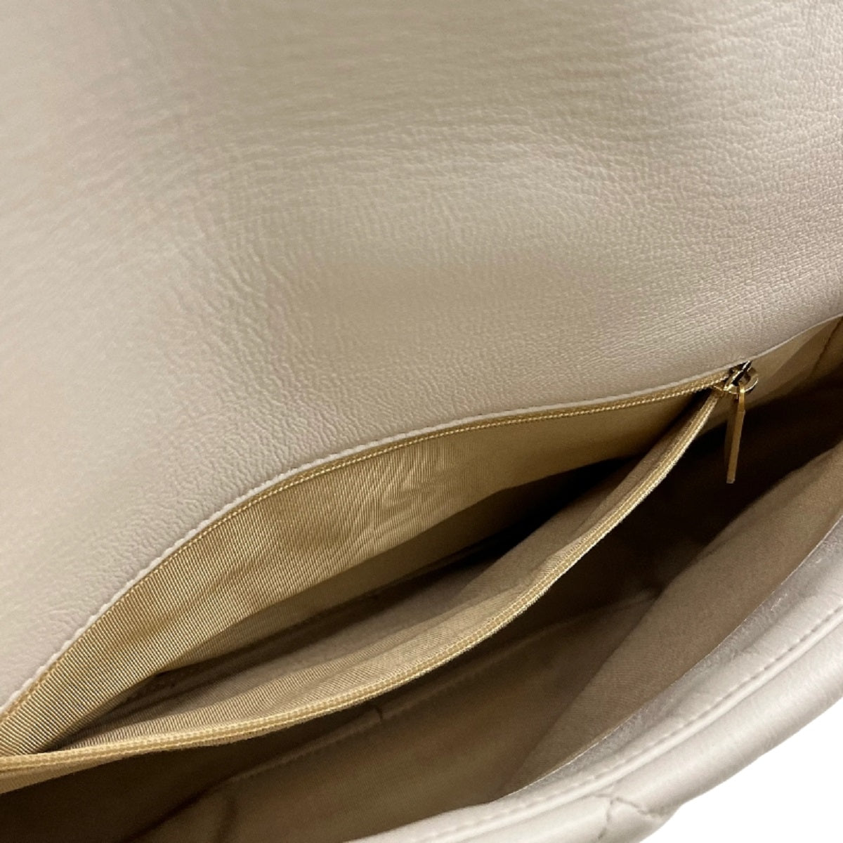 Chanel 19 Medium – Borsa a Spalla in Pelle di Agnello Trapuntata Bianca