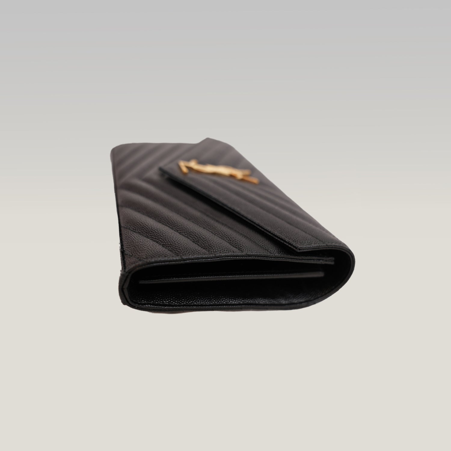 Pochette Saint Laurent Monogram Nera in Pelle Matelassé Chevron con Logo YSL Dorato