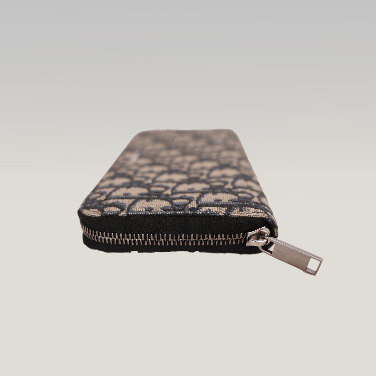 Dior Oblique Portafoglio Lungo Zip Around in Jacquard Beige e Blu con Finiture Nere