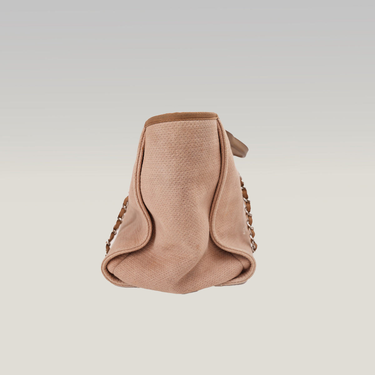 Chanel Deauville Tote Bag Media in Tessuto Marrone con Logo Ricamato e Manici in Pelle – Serie 18
