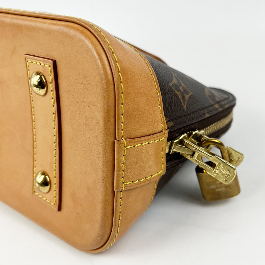 Louis Vuitton Alma BB Monogram Canvas con Charm in Pelle