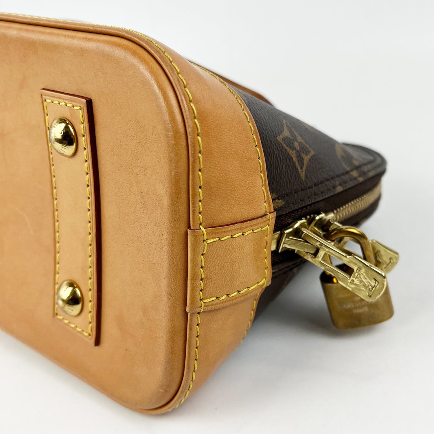 Louis Vuitton Alma BB Monogram Canvas con Charm in Pelle