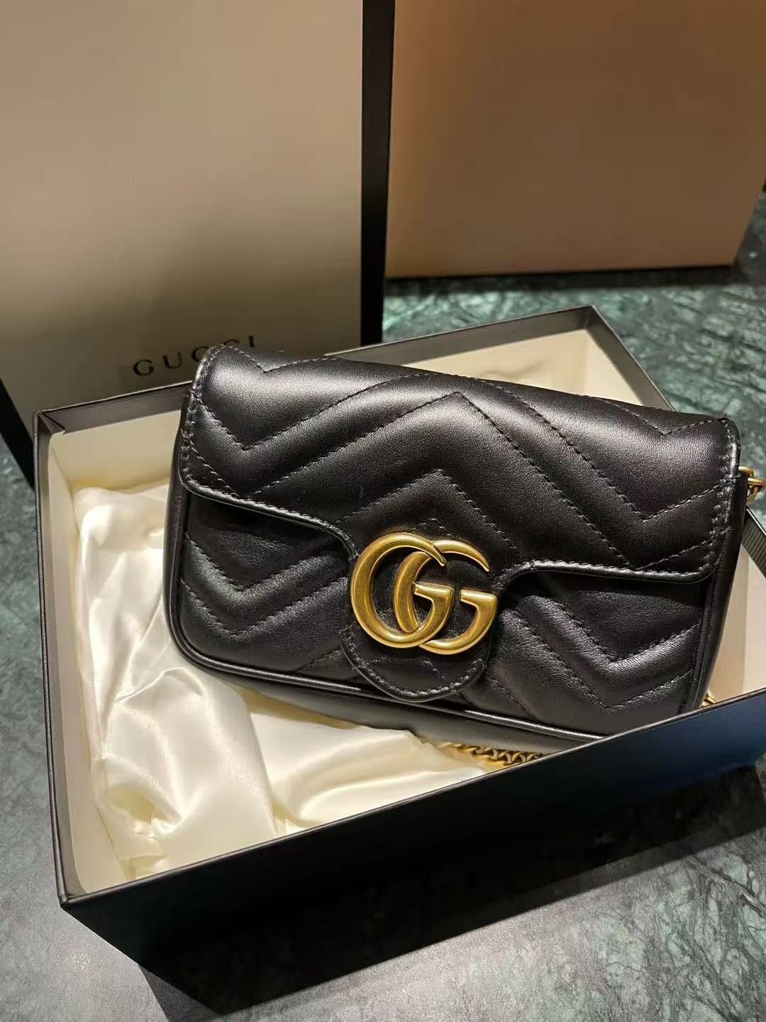 Gucci GG Marmont Super Mini Borsa a Spalla Nera con Motivo Cuore