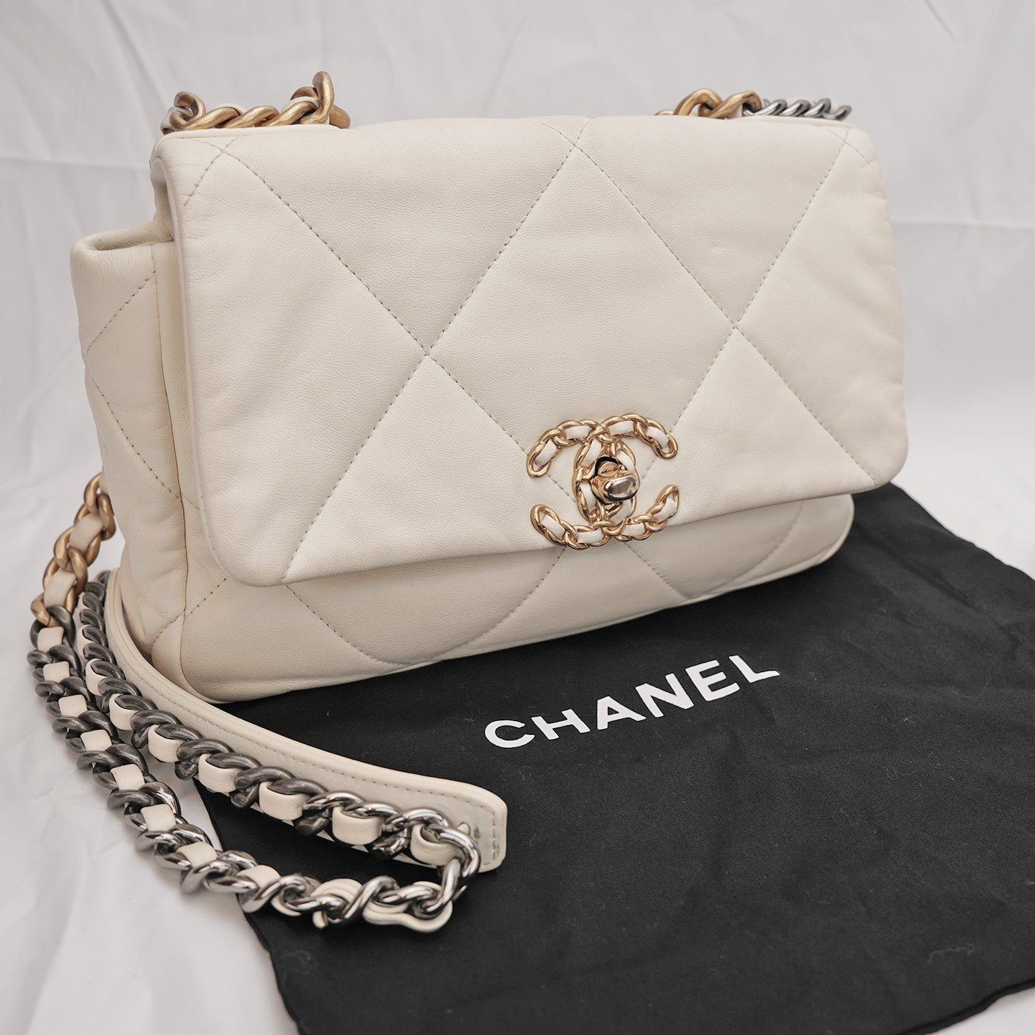 Chanel 19 Borsa a Spalla Bianca Trapuntata con Catena Oro e Argento