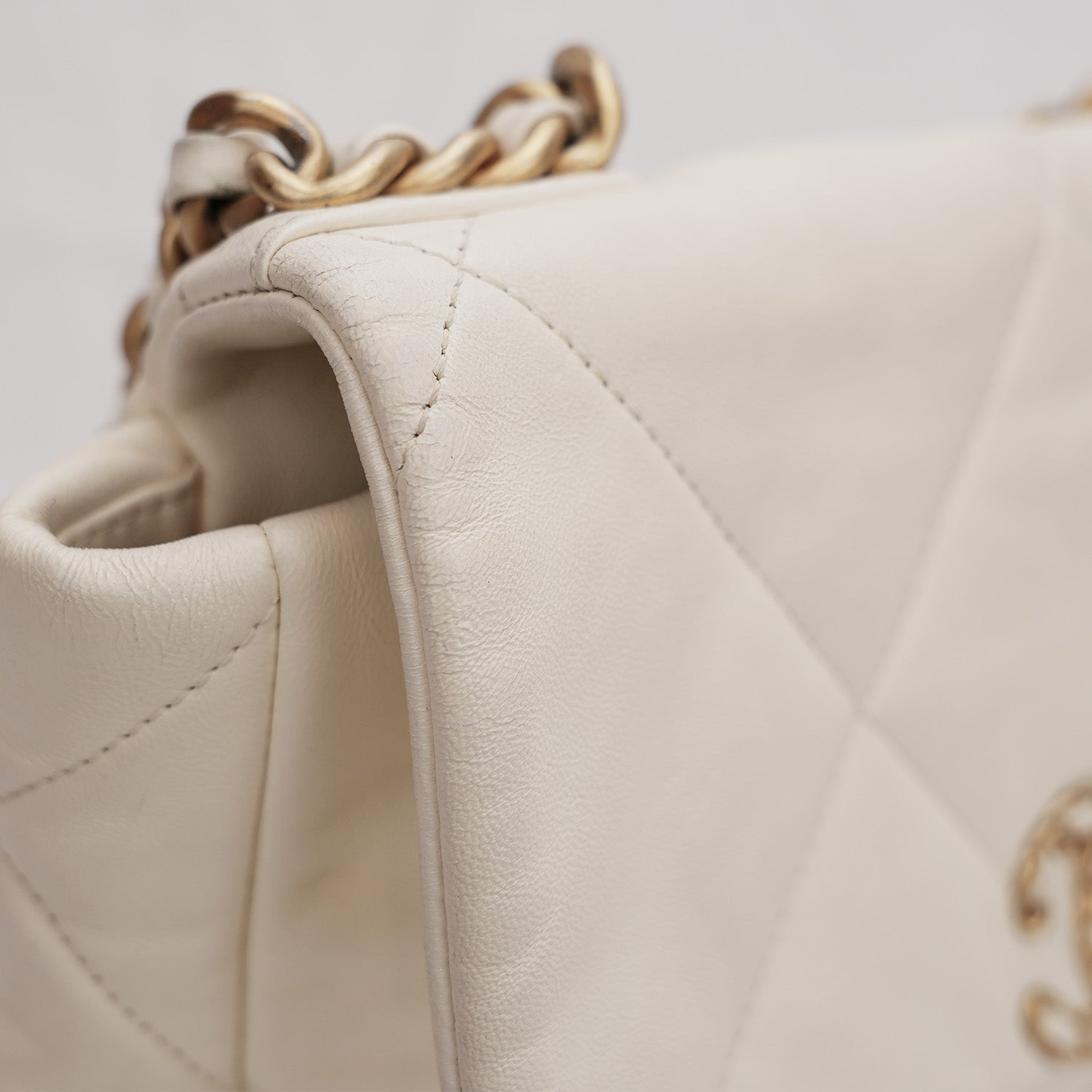 Chanel 19 Borsa a Spalla Bianca Trapuntata con Catena Oro e Argento