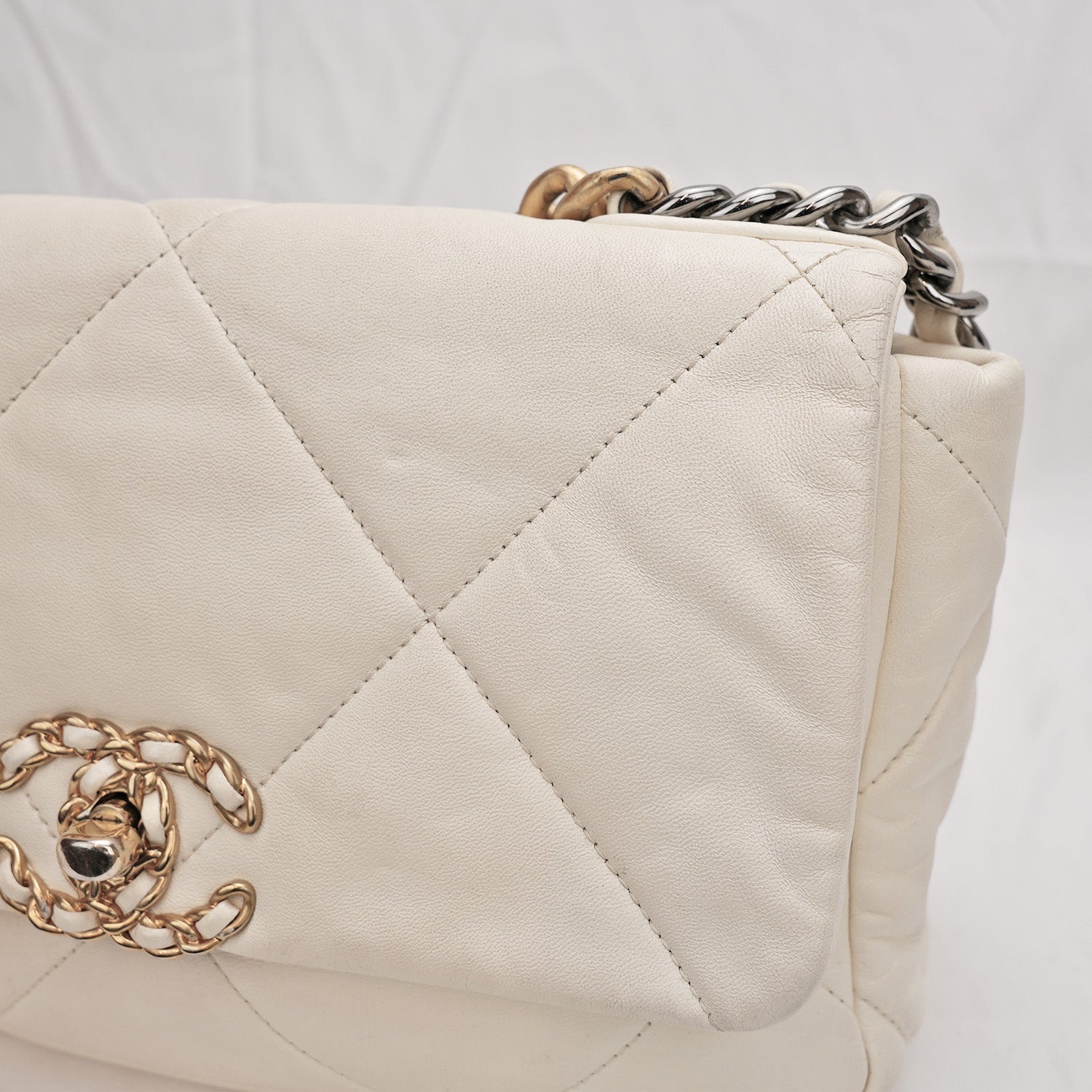 Chanel 19 Borsa a Spalla Bianca Trapuntata con Catena Oro e Argento