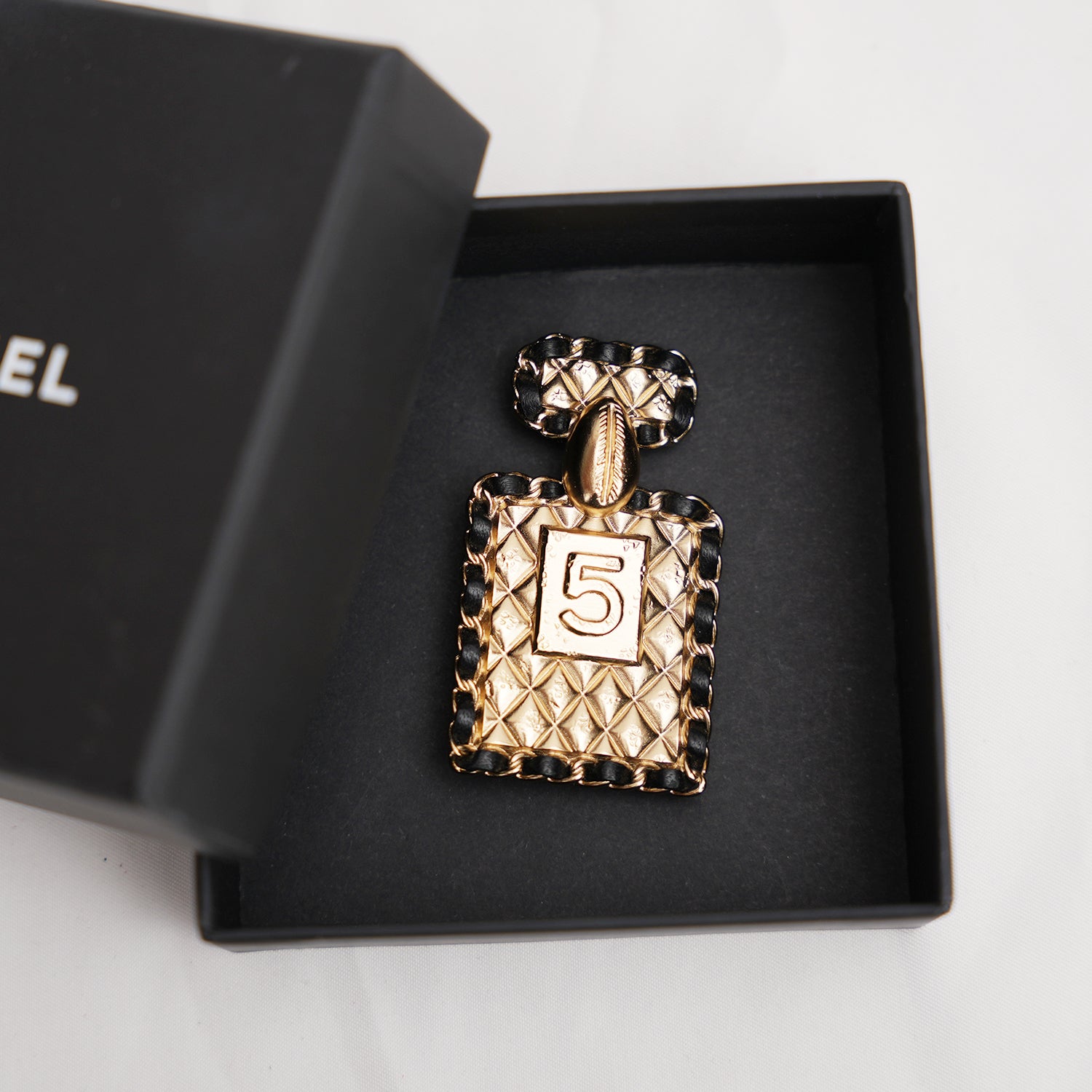 Chanel Spilla Vintage N°5 Oro con Catena Nera – Iconica