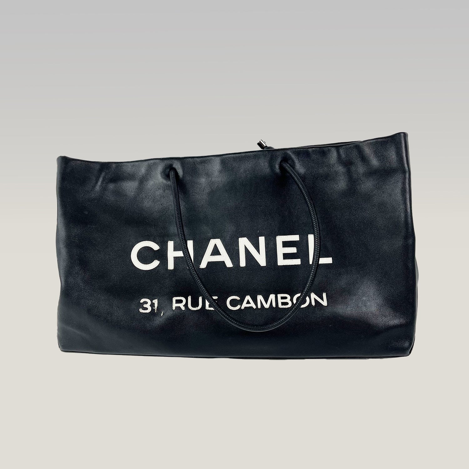 Chanel Borsa Tote 31 Rue Cambon in Pelle Nera con Logo Frontale