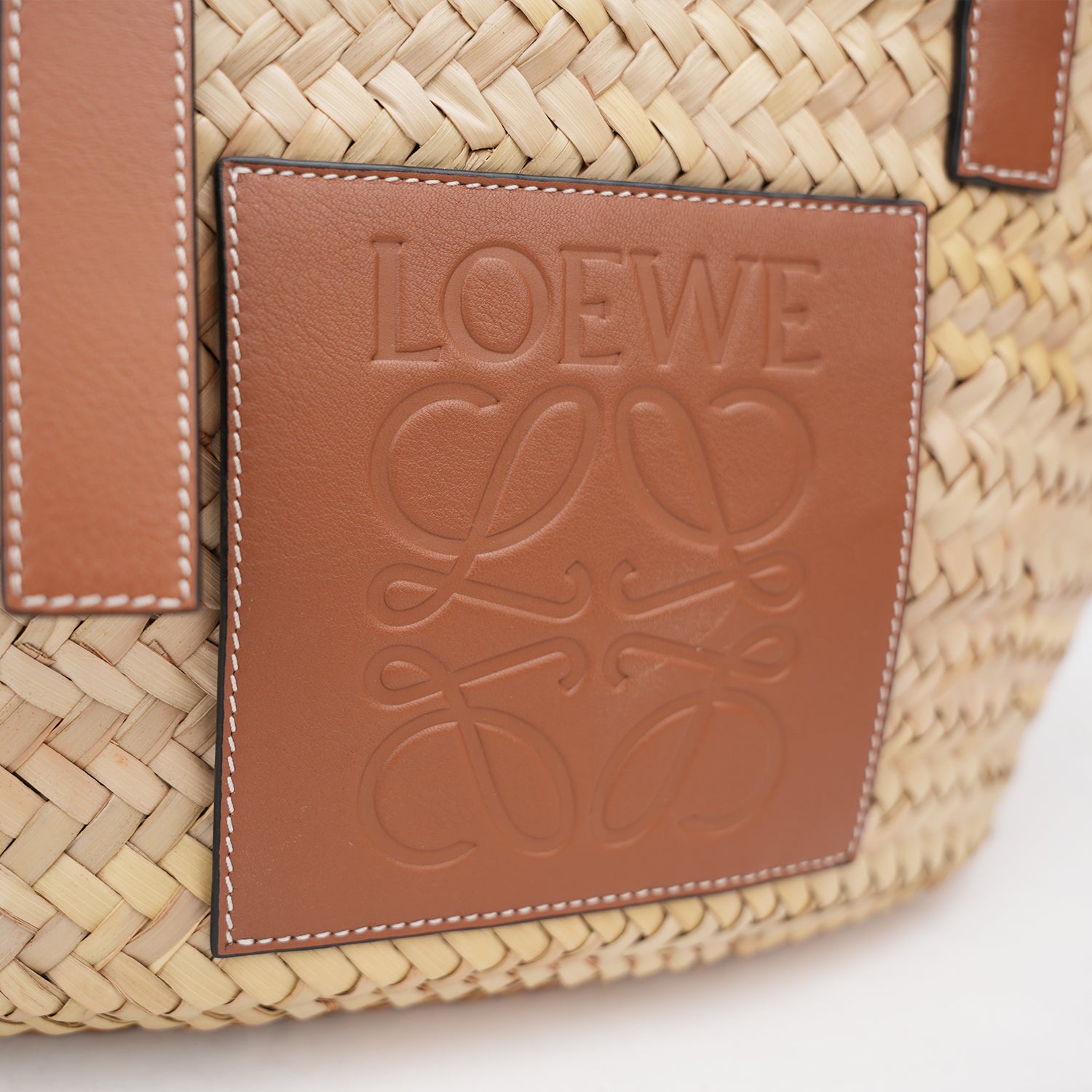 Loewe Borsa Large in Rafia Intrecciata con Dettagli in Pelle Cuoio