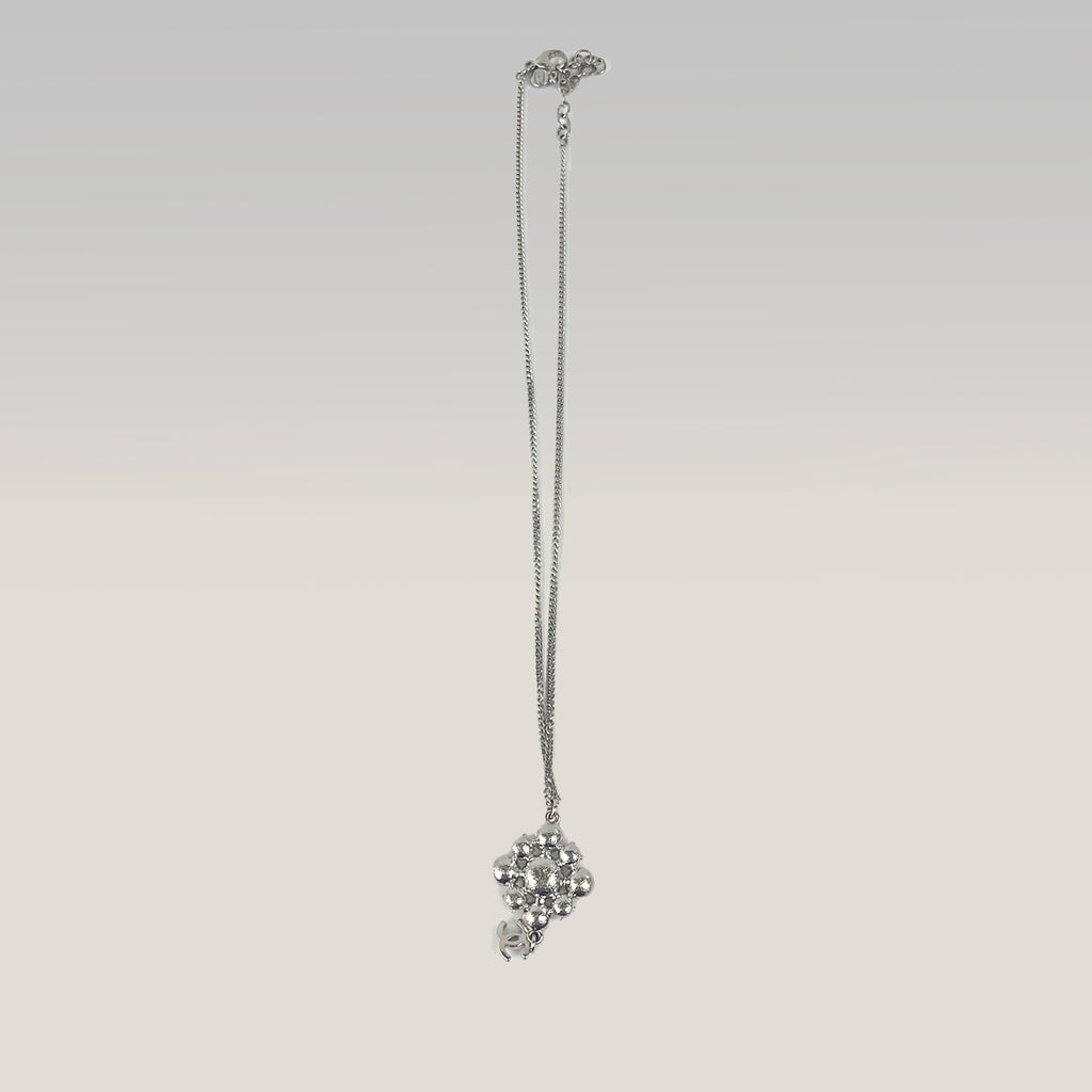 Chanel Collana Coco Mark in Metallo Argento con Pendente Iconico
