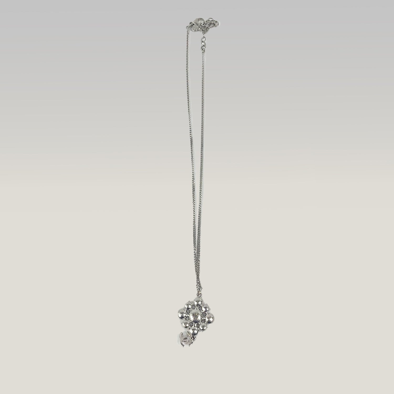 Chanel Collana Coco Mark in Metallo Argento con Pendente Iconico