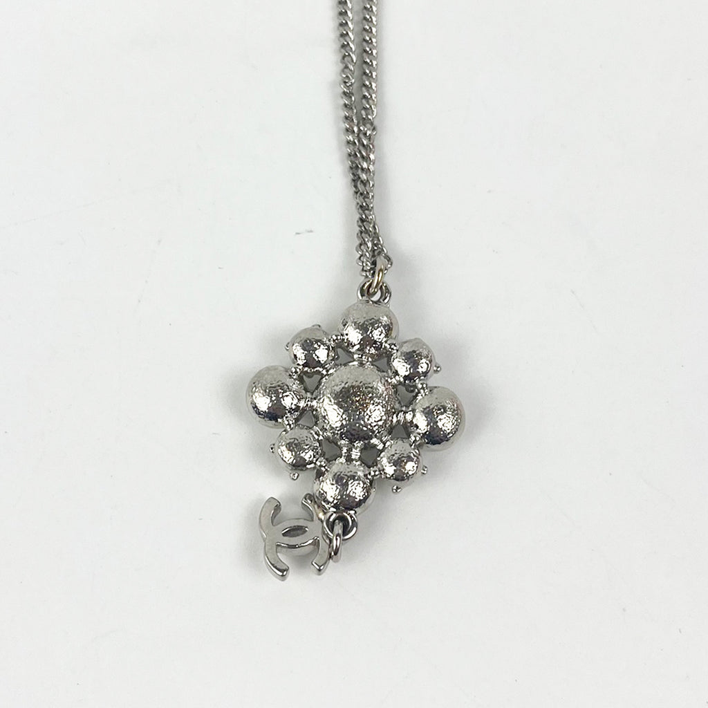 Chanel Collana Coco Mark in Metallo Argento con Pendente Iconico
