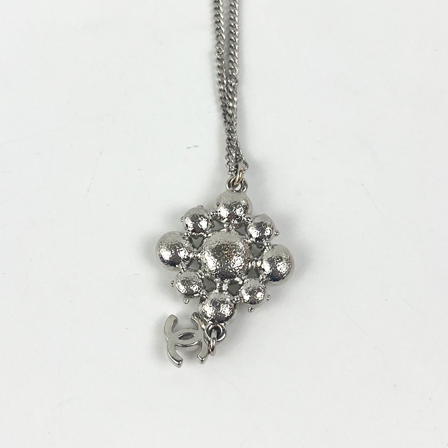 Chanel Collana Coco Mark in Metallo Argento con Pendente Iconico