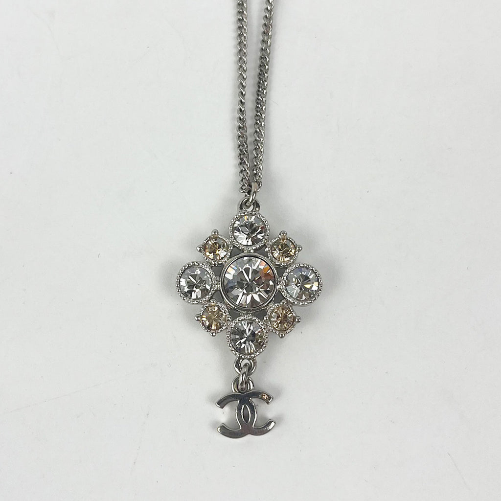 Chanel Collana Coco Mark in Metallo Argento con Pendente Iconico