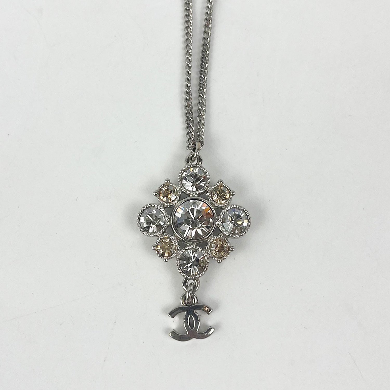 Chanel Collana Coco Mark in Metallo Argento con Pendente Iconico