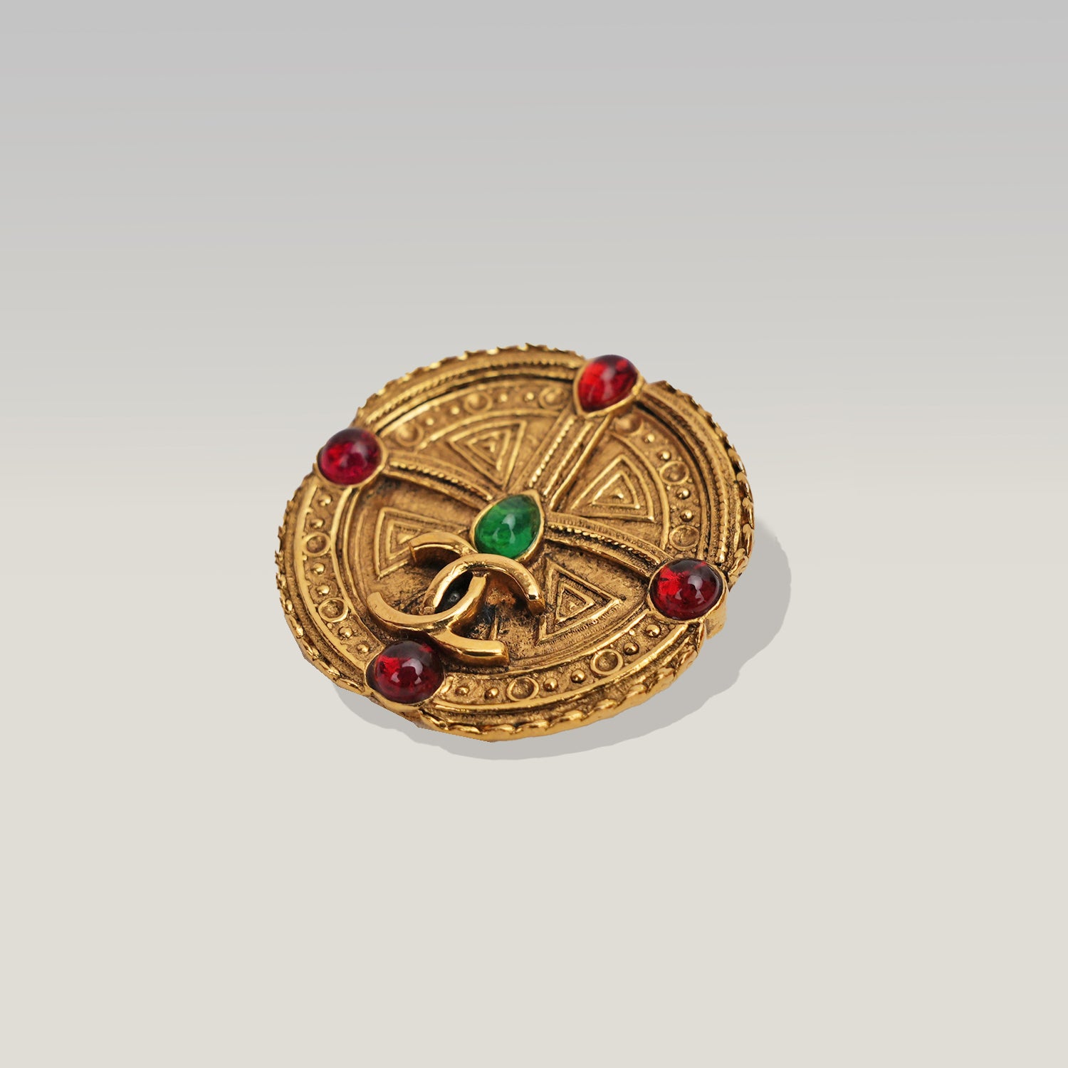 Chanel Vintage spilla rotonda Gripoix dorata con cabochon multicolor