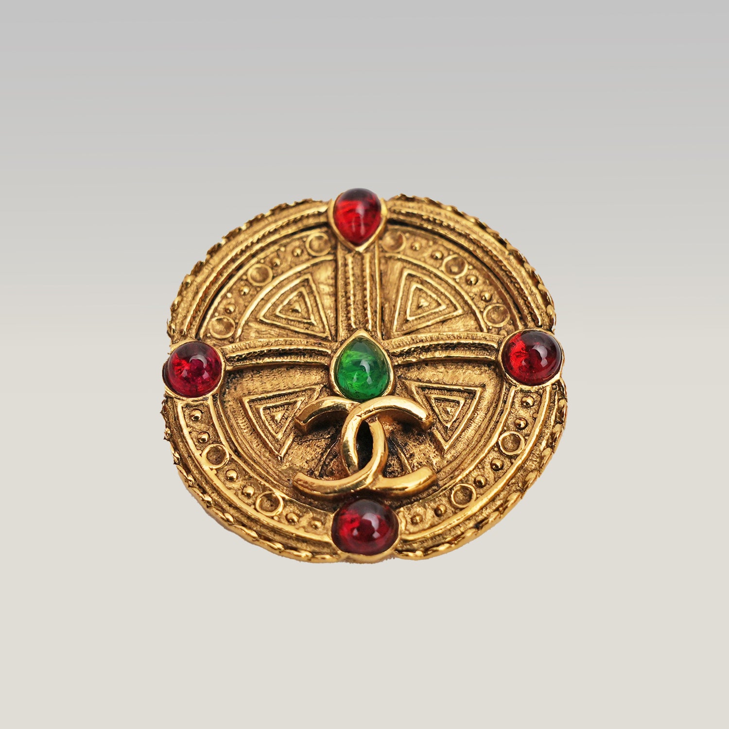 Chanel Vintage spilla rotonda Gripoix dorata con cabochon multicolor