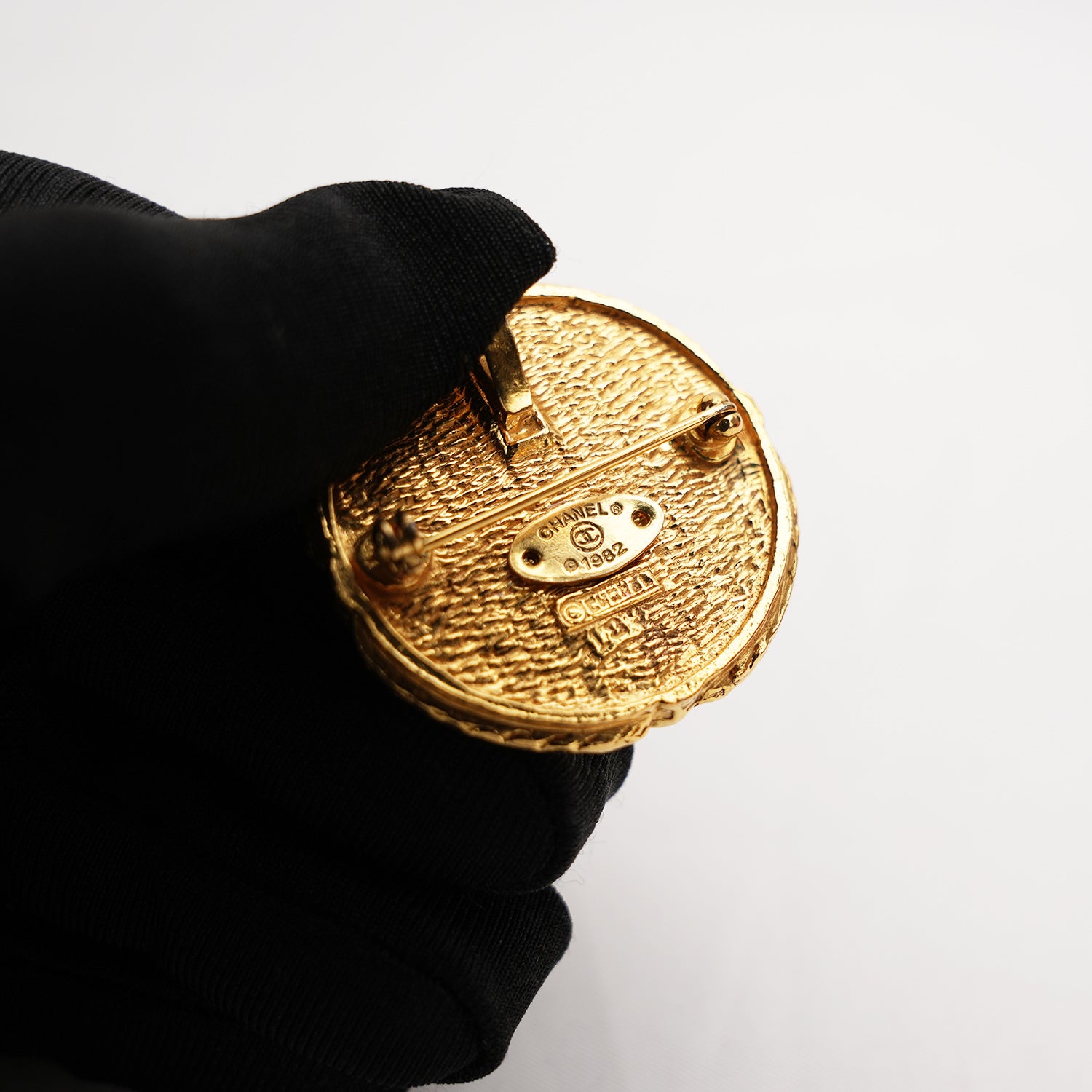 Chanel Vintage spilla rotonda Gripoix dorata con cabochon multicolor