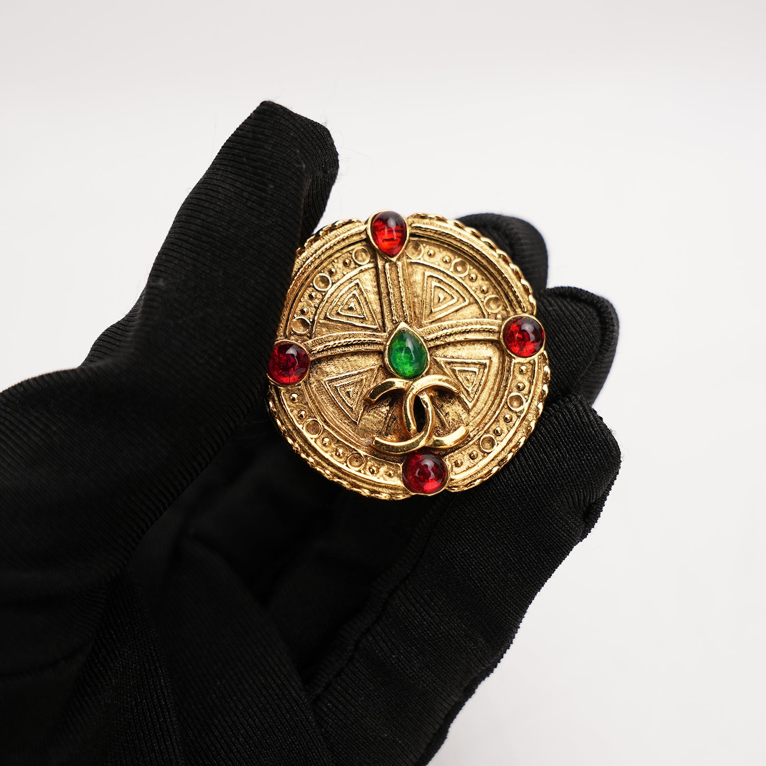 Chanel Vintage spilla rotonda Gripoix dorata con cabochon multicolor