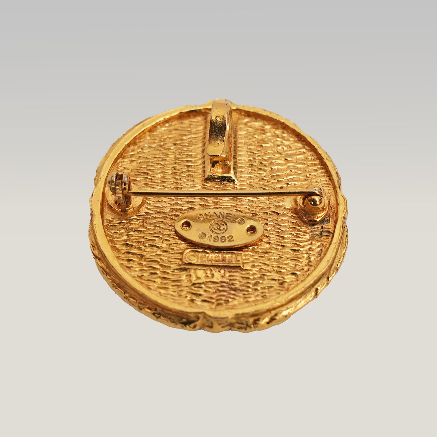 Chanel Vintage spilla rotonda Gripoix dorata con cabochon multicolor