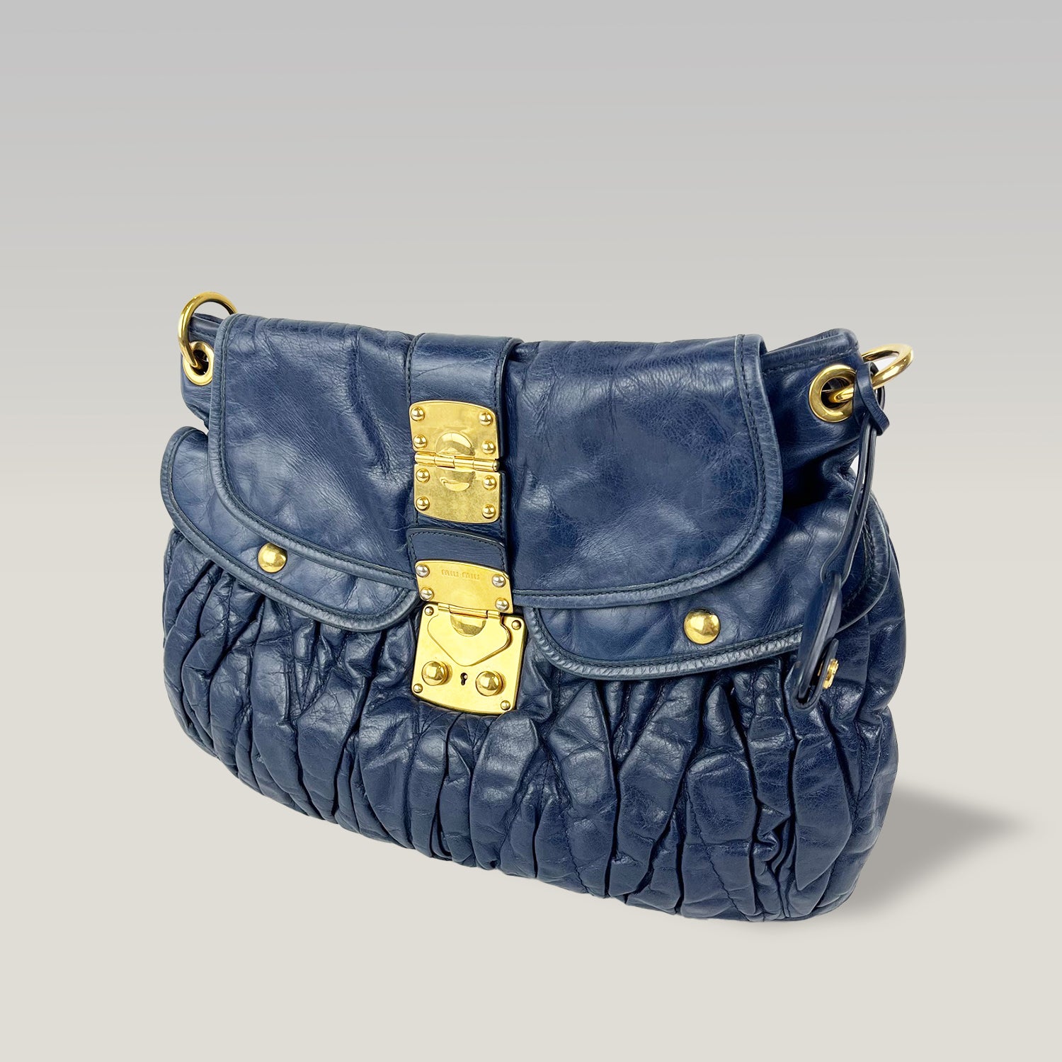 Miu Miu Borsa Coffer in Pelle Blu con Dettagli Oro e Manico Intrecciato