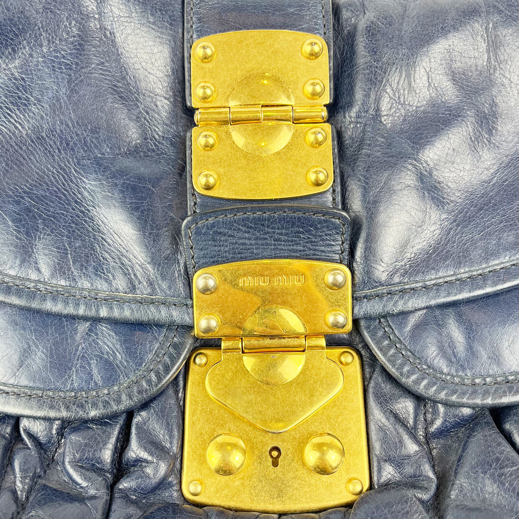 Miu Miu Borsa Coffer in Pelle Blu con Dettagli Oro e Manico Intrecciato