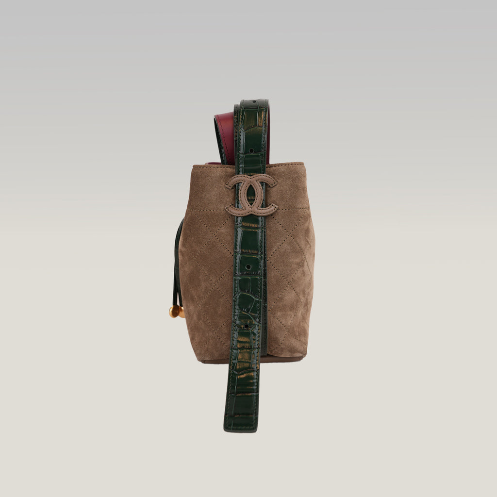 Chanel 26B CC Loop Small Bucket Bag in Suede Beige Scuro con Pelle Nera e Hardware Dorato