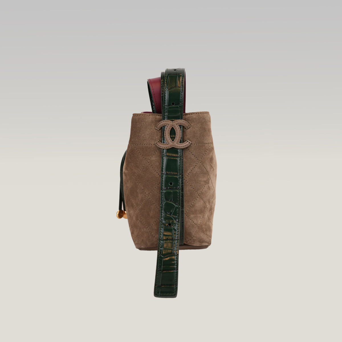 Chanel 26B CC Loop Small Bucket Bag in Suede Beige Scuro con Pelle Nera e Hardware Dorato