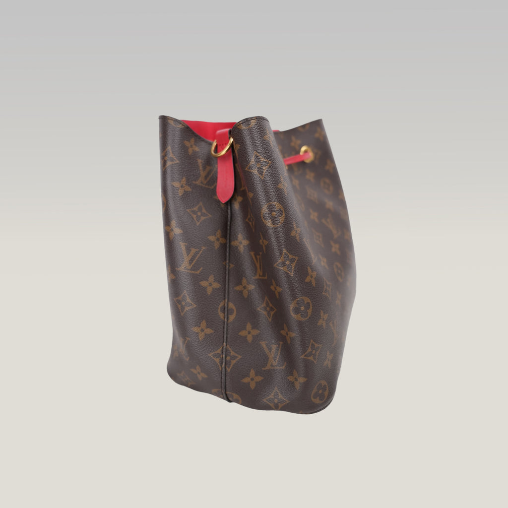 Louis Vuitton NéoNoé MM Monogram in Tela Cerata Marrone con Dettagli Rossi